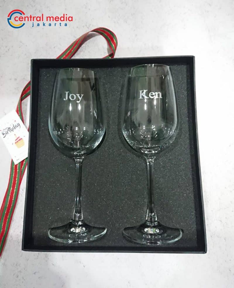 Hampers 2 Pcs Engraved Wine Glass with Hard Box