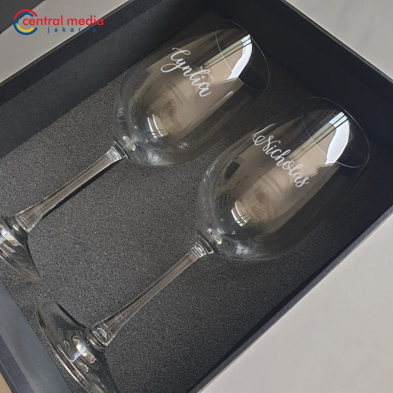 Hampers 2 Pcs Engraved Wine Glass with Hard Box