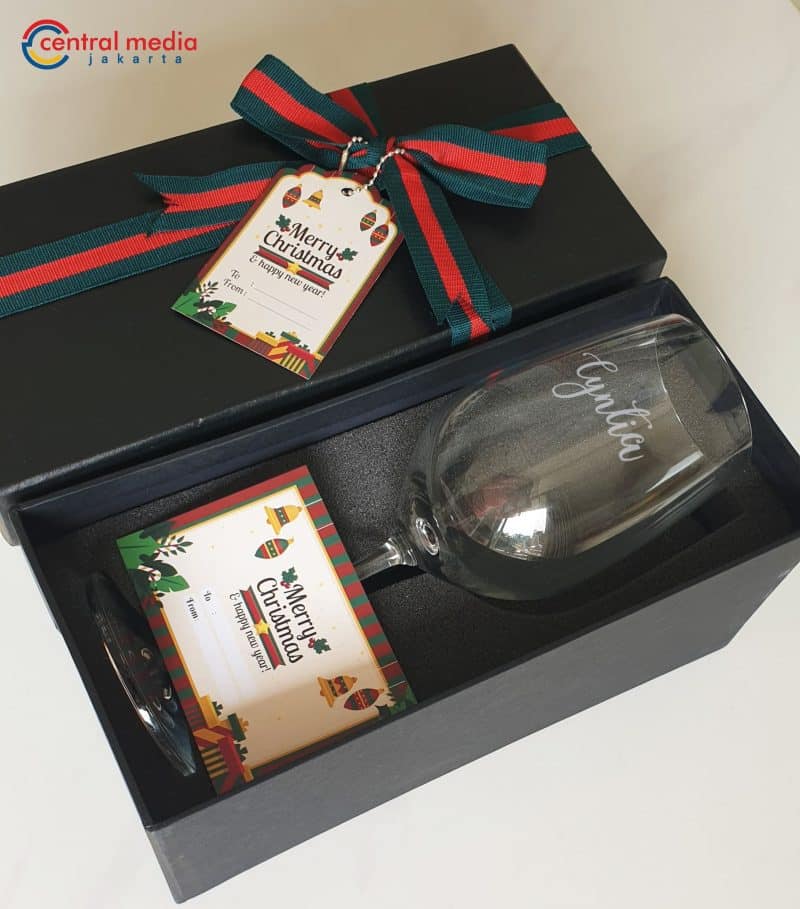 Hampers Engraved Wine Glass with Hard Box